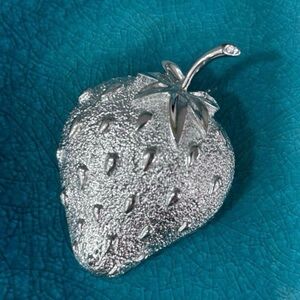 Sarah Coventry
Strawberry Figaro Brooch arge Silver-tone Textured Signed